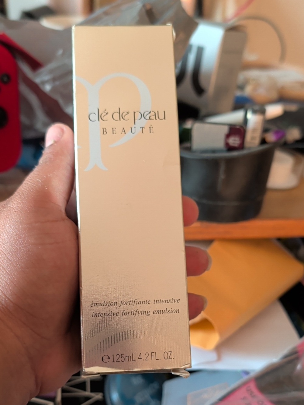 Clé de Peau Beauté Intensive Fortifying Emulsion - Champagne Gold